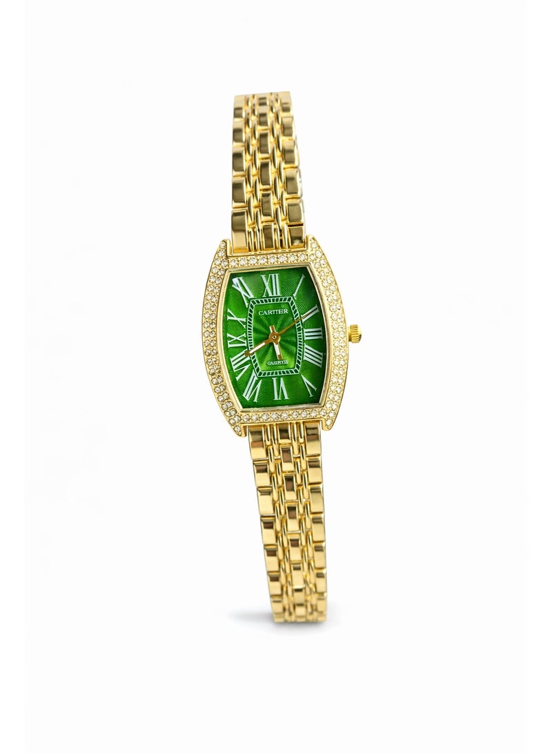 ساعة كارتييه كوارتز باللون الذهبي بإطار مرصع بالكريستال وقرص أخضر بأرقام رومانية – تصميم منحني